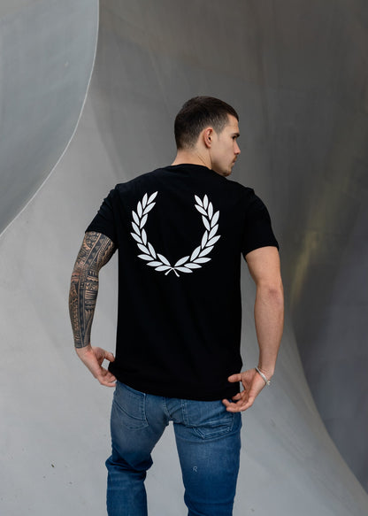 Fred Perry T-shirts  Rear powder laurel graphic tee - black 