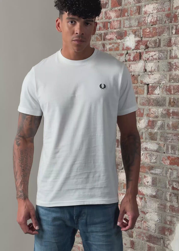 Fred Perry T-shirts Rear powder laurel graphic tee - white
