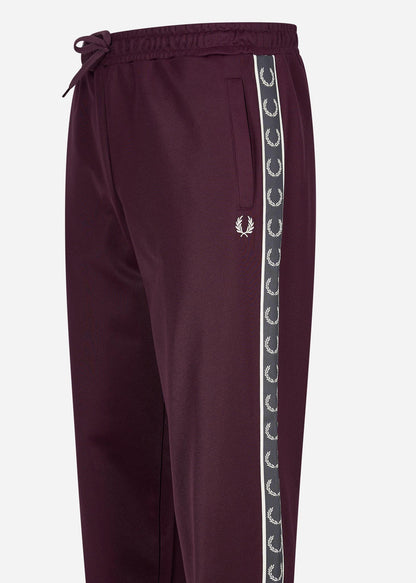 Fred Perry Joggingbroeken  Seasonal taped track pant - oxblood gunmetal 